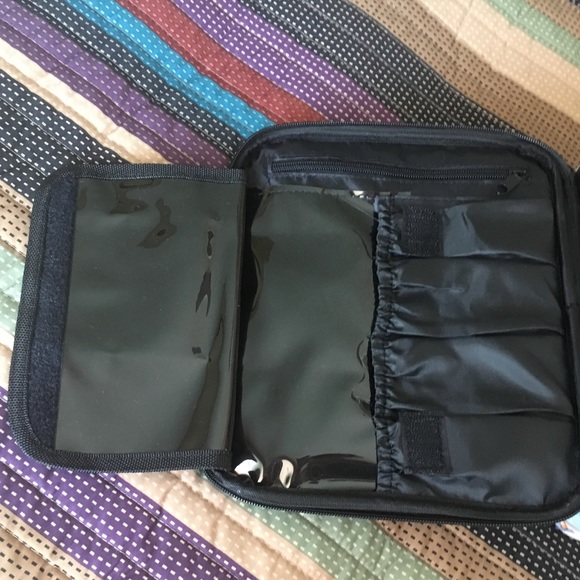 New Travel MakeUp Case and Accessories - Picture 8 of 13